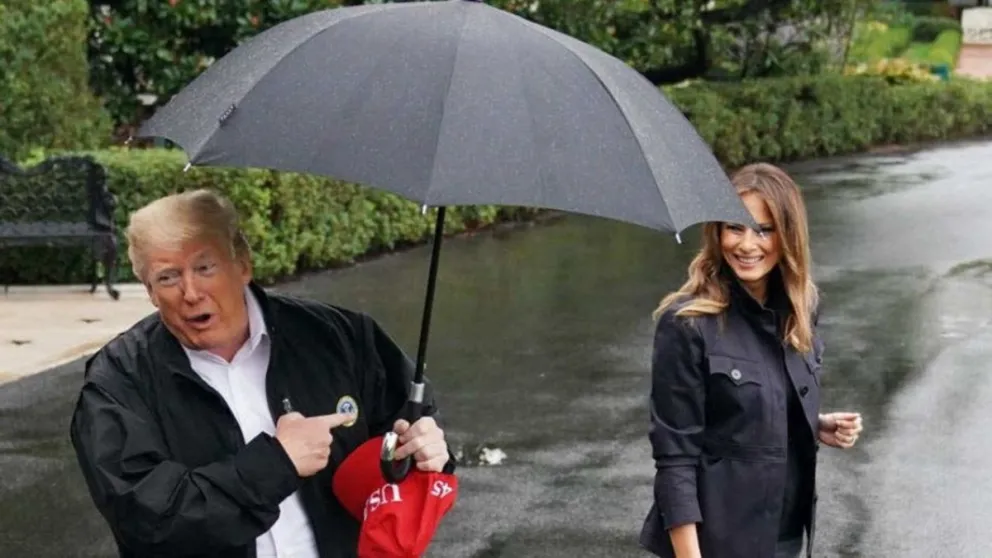 Trump dando la nota: se agarró el paraguas para él, mientras su mujer se mojaba y estallaron las críticas