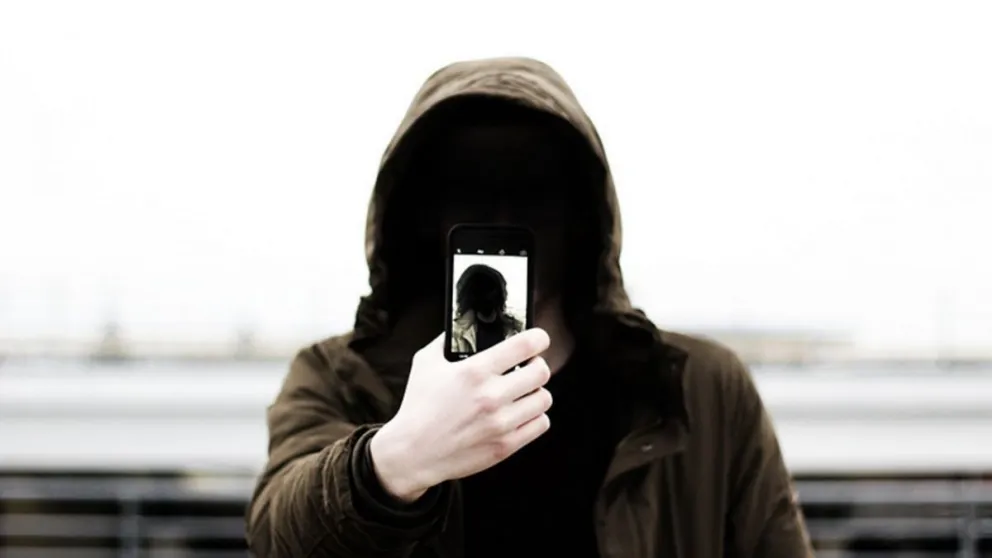 Joven intenta sacarse una 'selfie' tras trepar a un tren en movimiento y le pasa algo terrible