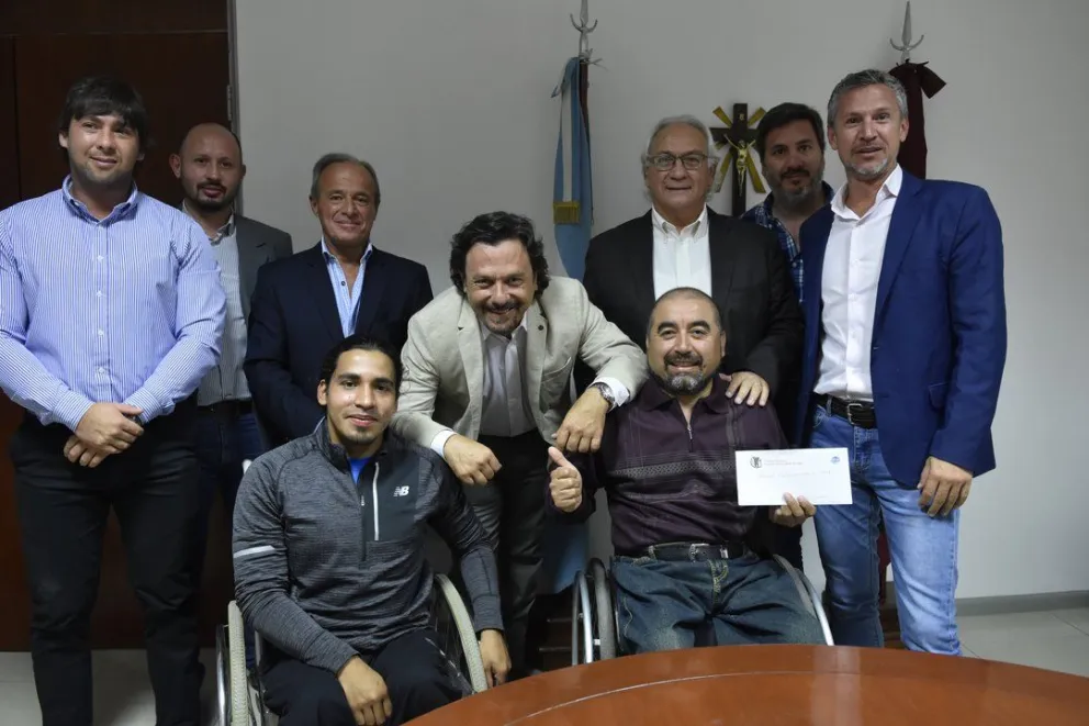 Sáenz recibió a los maratonistas que participarán en  la carrera Dino Hugo Tinelli