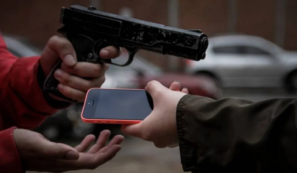 VIDEO: Un hombre no se percata de un robo armado por estar enviando mensajes en WhatsApp