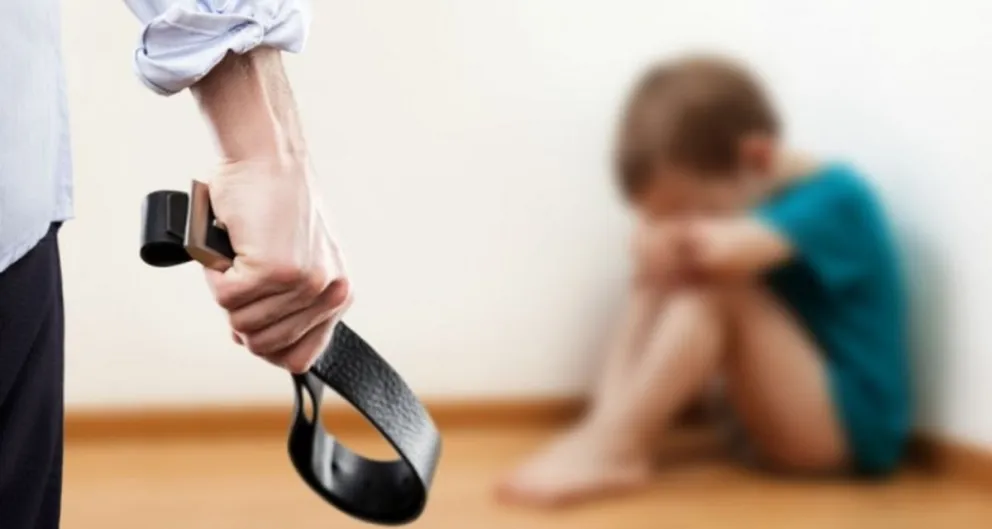 Brutal golpiza de una madre a su hijo por tener malas notas en el colegio