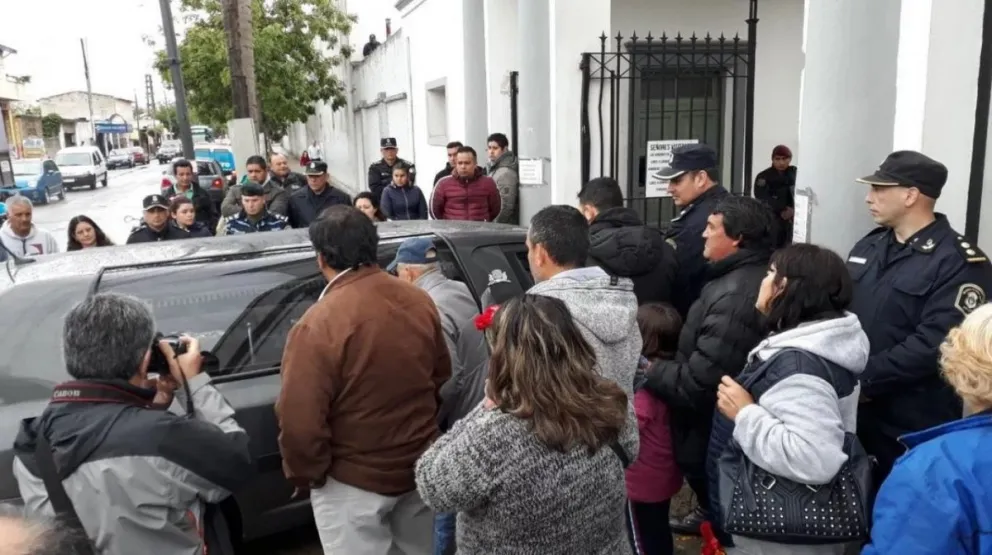 Indignación y dolor en la despedida de Sheila: "No tengo palabras para lo que hicieron estas bestias"