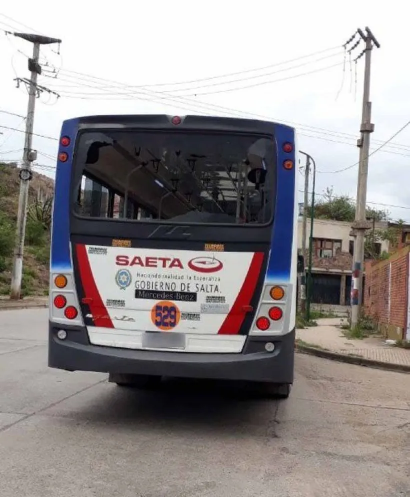 Apedreó un colectivo luego de que lo bajaron por no pagar el boleto