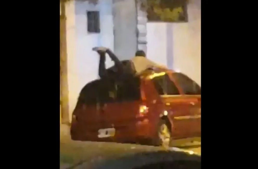Se tiró arriba del auto para protegerlo del granizo