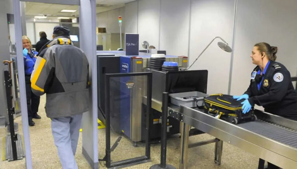 Mirá lo que apareció mientras revisaban las valijas en el scaner de un aeropuerto. VIDEOS
