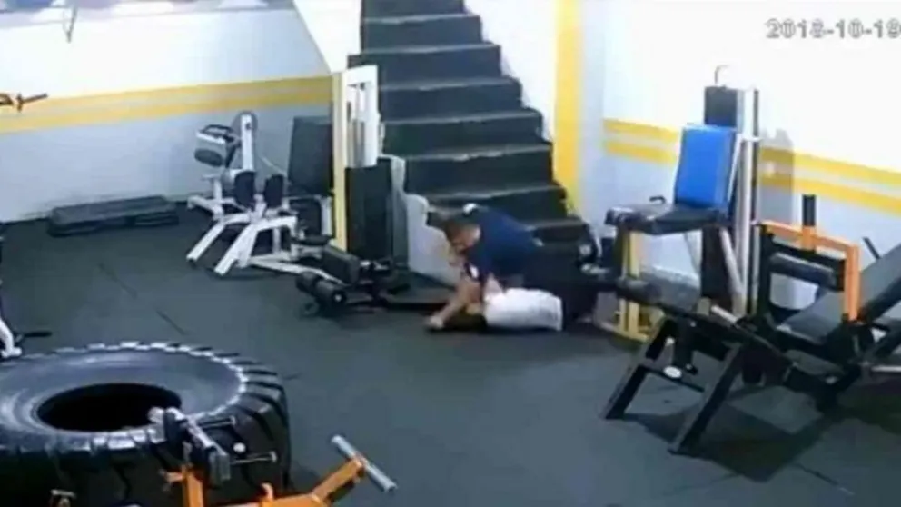 Un hombre da una tremenda golpiza a su novia porque ella se rehúsa a volver. VIDEO