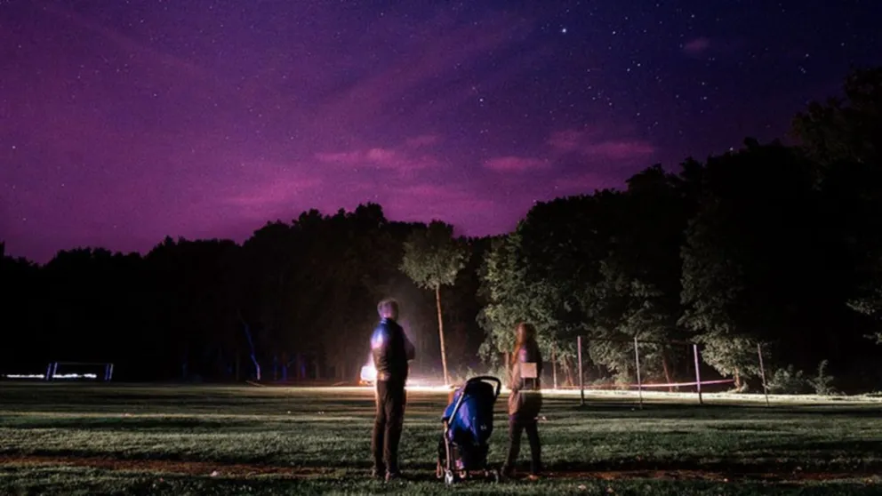 El cielo nocturno se tiñe de púrpura y deja impactada a la web