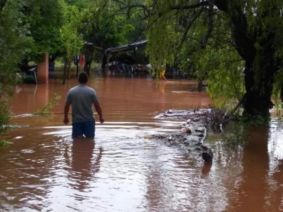 Un violento temporal de lluvia azota a los pobladores de Anta
