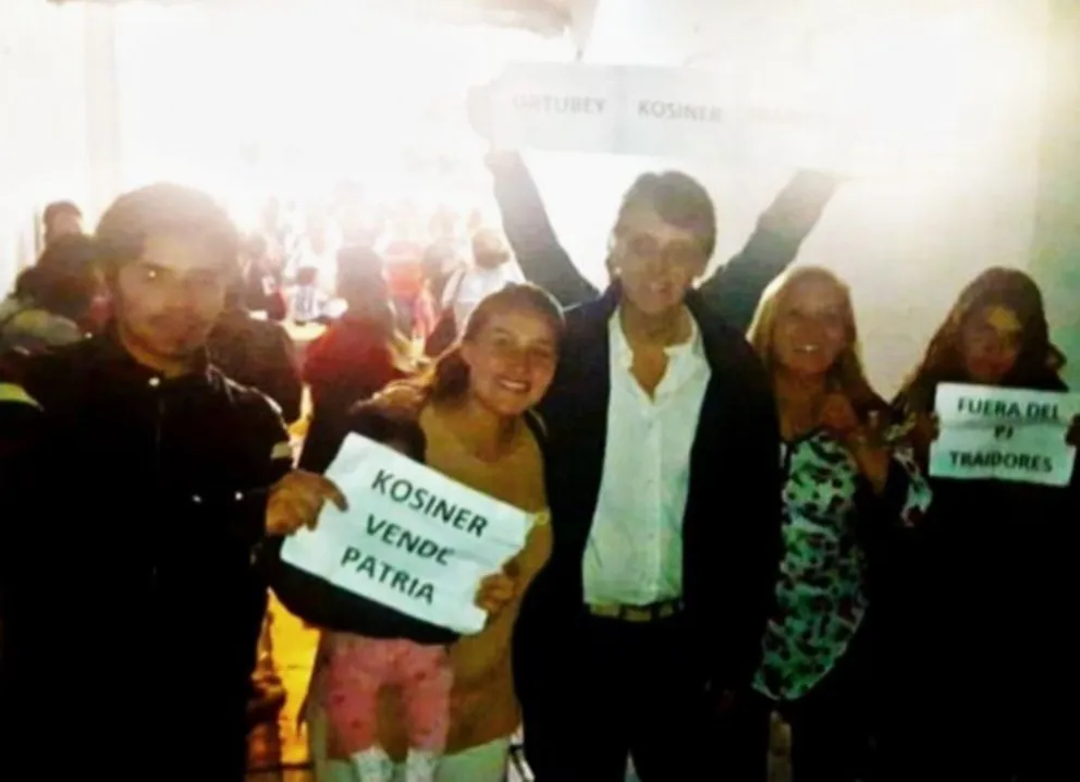 Por 'Vende Patria”: escrachan al Diputado Nacional Pablo Kosiner