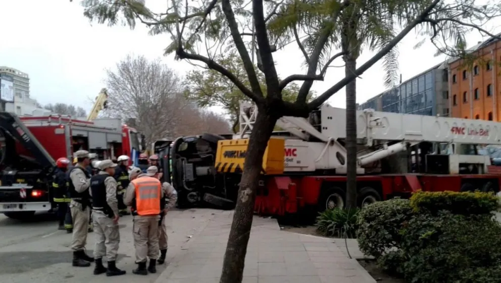 Grúa fuera de control embiste a 20 automóviles [VIDEO]
