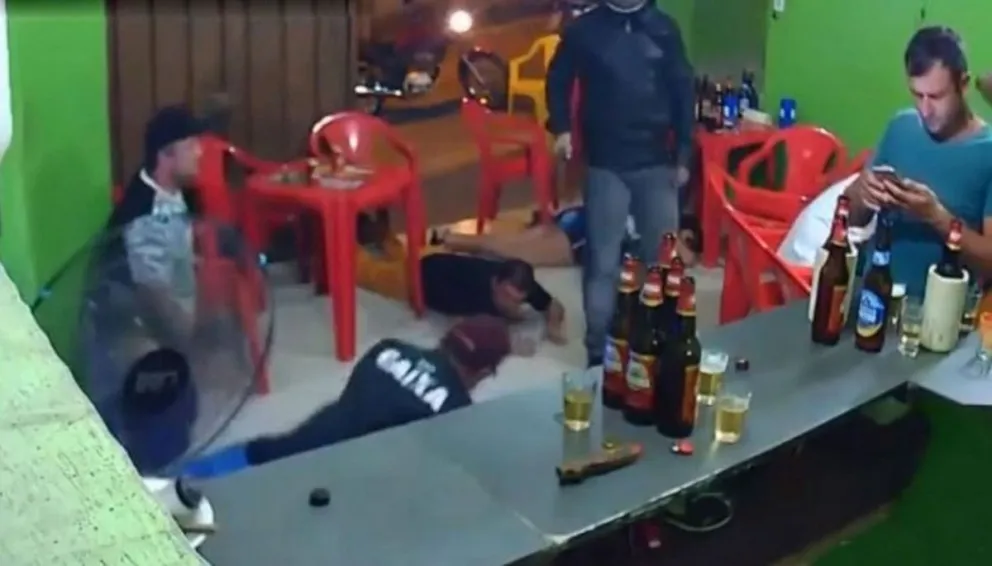 Sumergido en su celular, un joven no se percató de que estaba en medio de un asalto. VIDEO