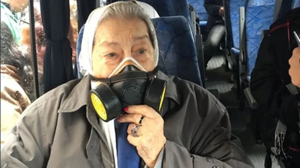 Hebe Bonafini partió al Congreso con máscara de gas