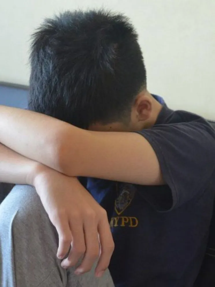 Abandonan a un niño con capacidades diferentes en medio de la nada