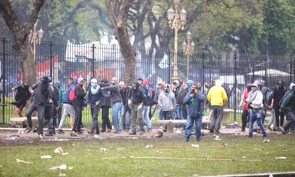 Diputados K bloquearon el acceso de un camión hidrante
