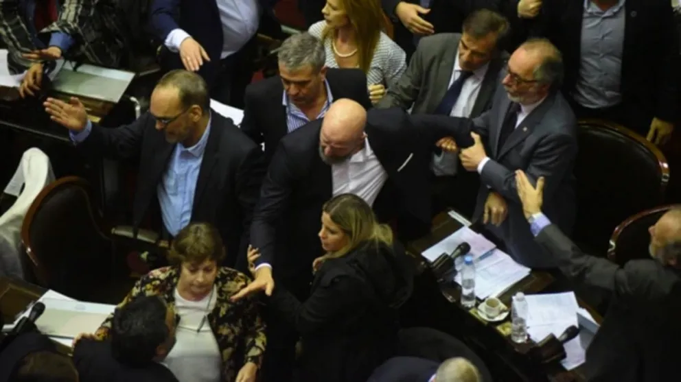 La tensión de la calle se trasladó al recinto: el kirchnerismo y la izquierda hacen un escándalo por el Presupuesto 2019