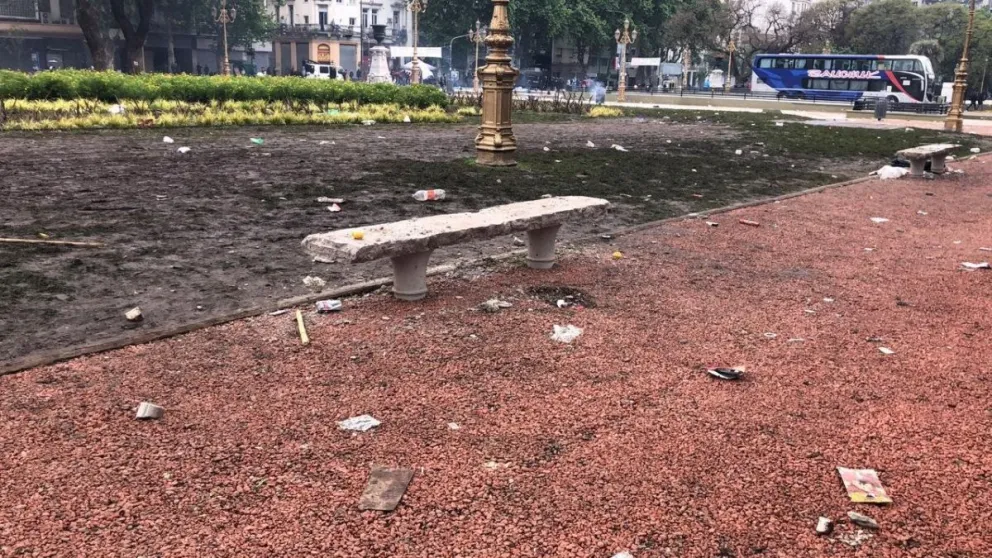 Arreglar la plaza costó $23 millones, solo tardaron minutos en destruirla los inadaptados de siempre