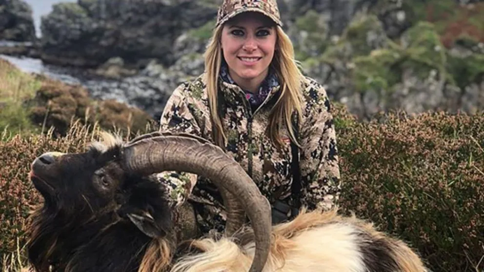 FOTOS: Una cazadora posa con el cadáver de una cabra y causa indignación en las redes sociales