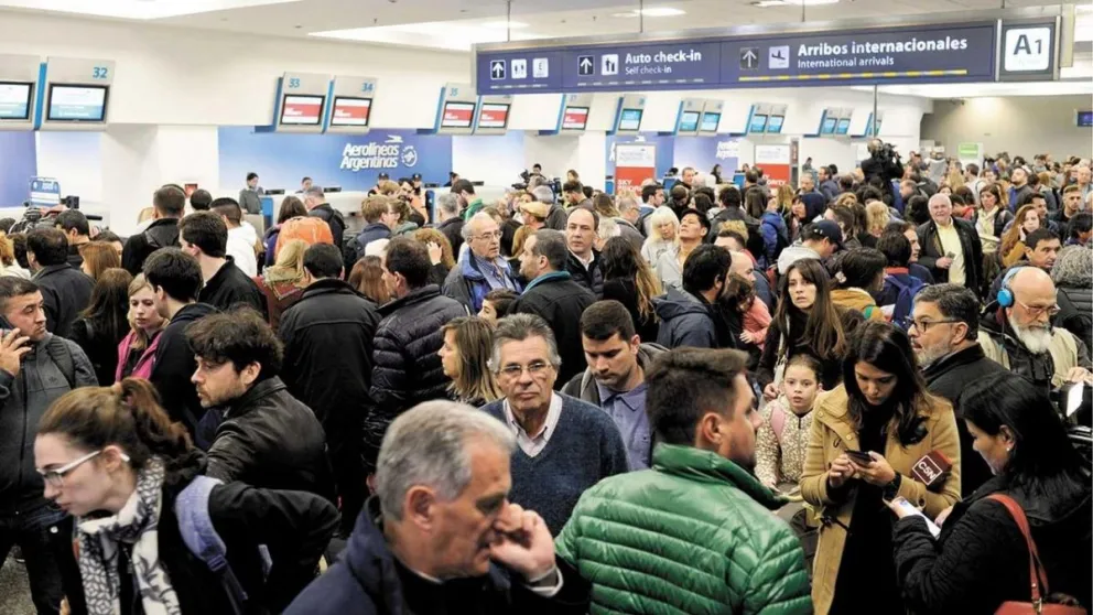 Los vuelos cancelados por el reclamo de aeronavegantes afectaron a 5000 pasajeros