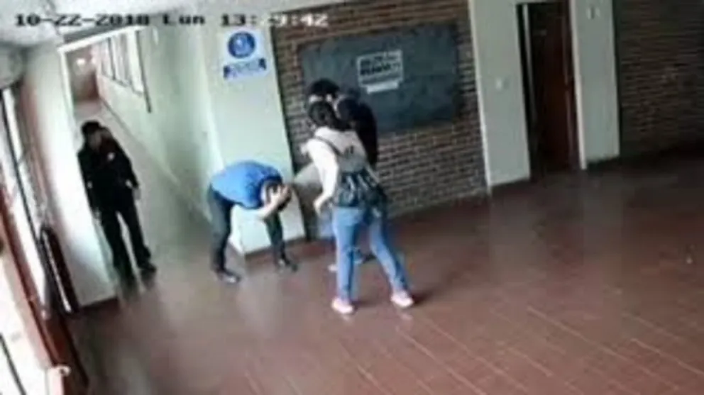 El padre de una estudiante reventó de una golpiza al preceptor de un colegio. VIDEO