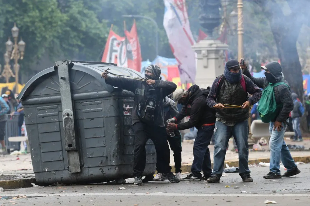 Impresionantes imágenes de lo que fue el comportamiento de los incivilizados de siempre. Ataque y represión
