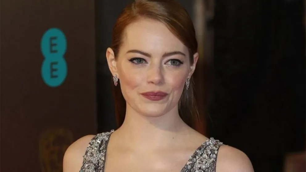 Emma Stone dice que sus órganos cambiaron por usar corsé