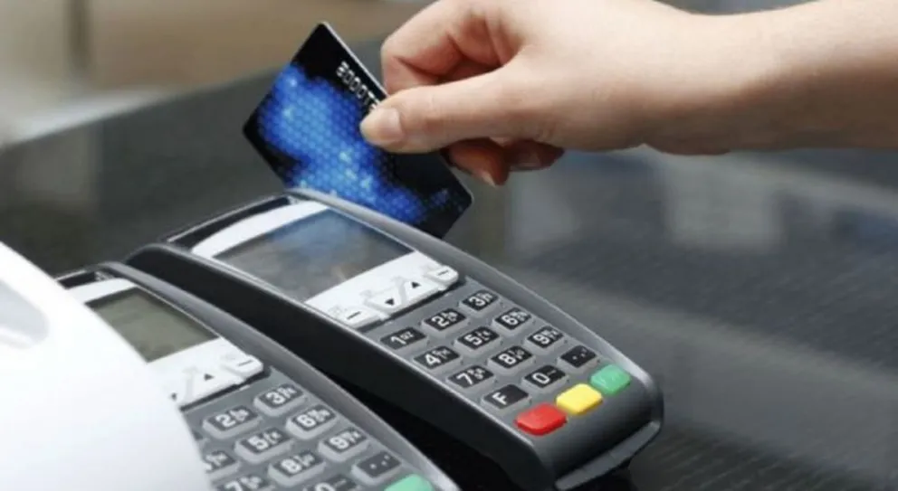 Los comercios pueden oponerse a recibir la tarjeta de débito por importes menores a $100