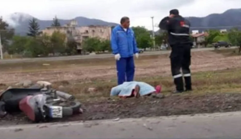 Salteña embarazada conducía una moto y chocó contra un taxi