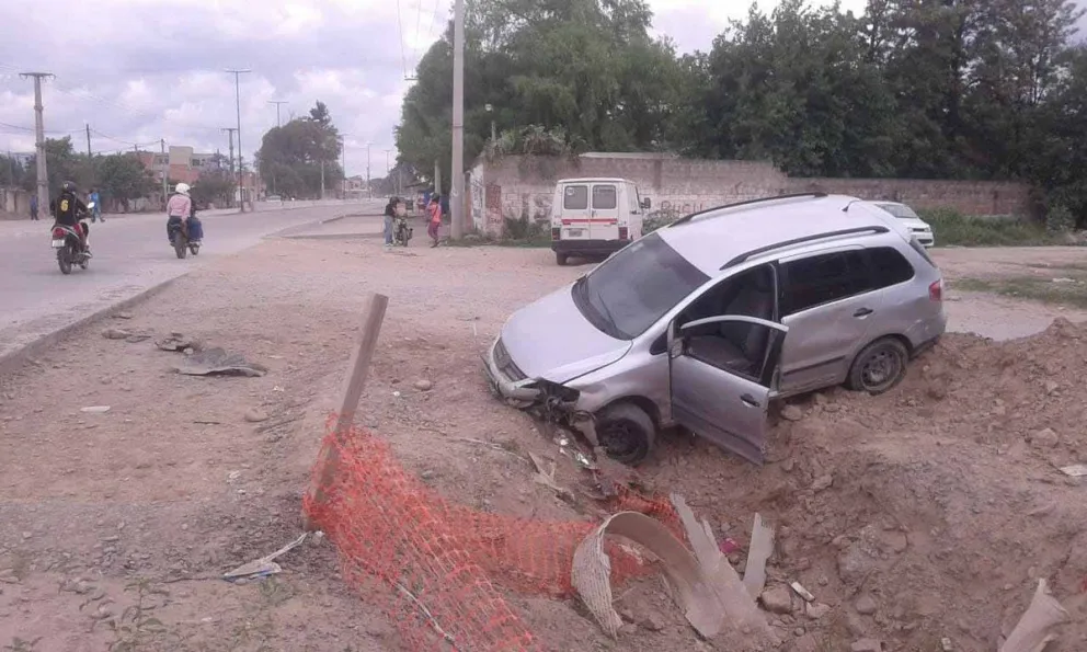 Persecución loca: alcoholizado chocó un móvil policial, embistió a un policía y huyó