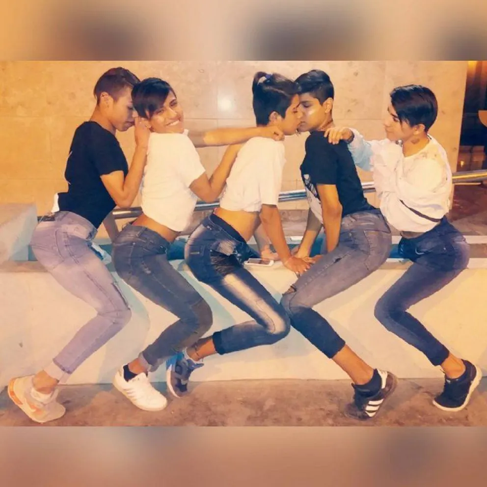 Las #PokePutas se pasearon con provocativos disfraces por el centro de Salta 