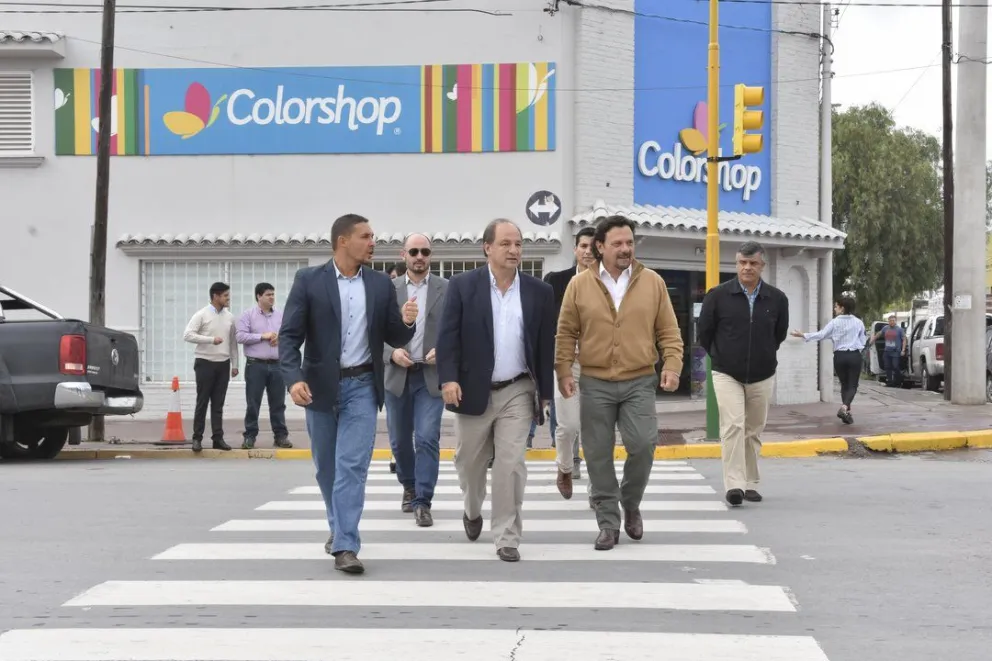 Gustavo Sáenz puso en funcionamiento nuevos semáforos