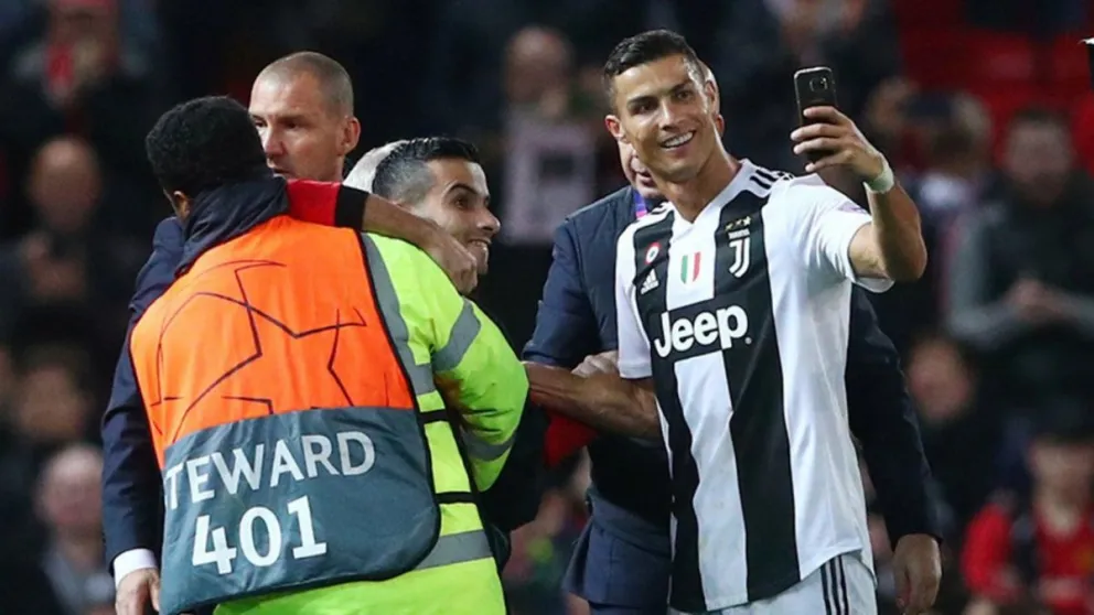 FOTO: Cristiano Ronaldo se toma una insolita 'selfie' con un invitado inesperado