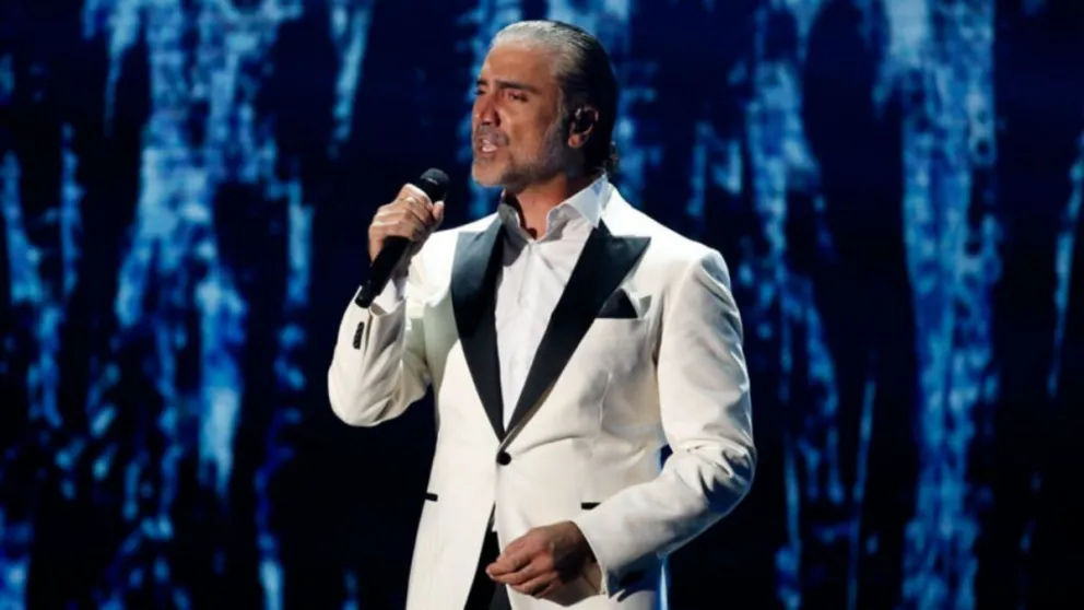 VIDEO: Artista mexicano parece cantar drogado en pleno concierto