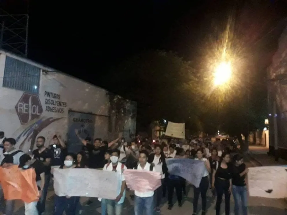 Alumnos marcharon por las calles de Embarcación. VIDEO