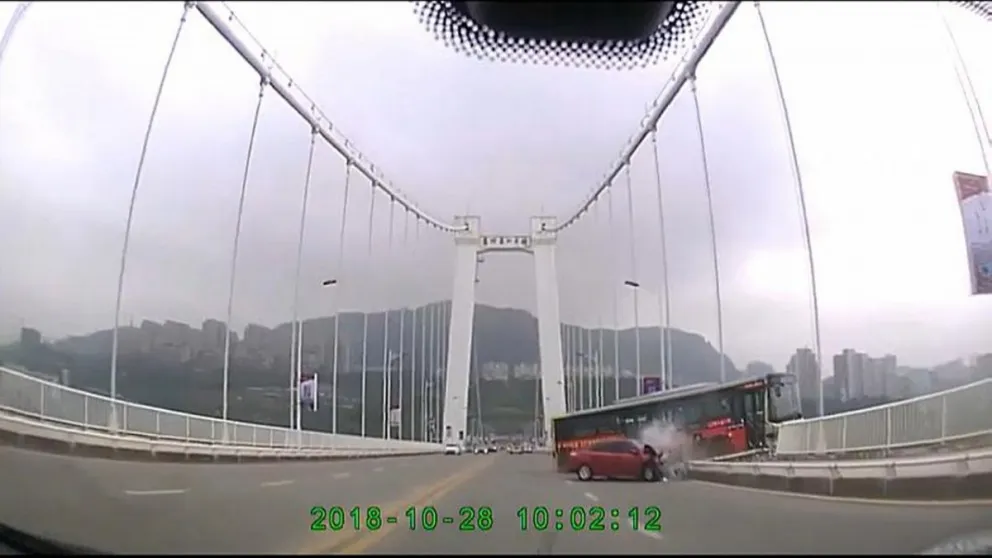 Un autobús cae de un puente tras una pelea entre una pasajera y el chófer [VIDEO]