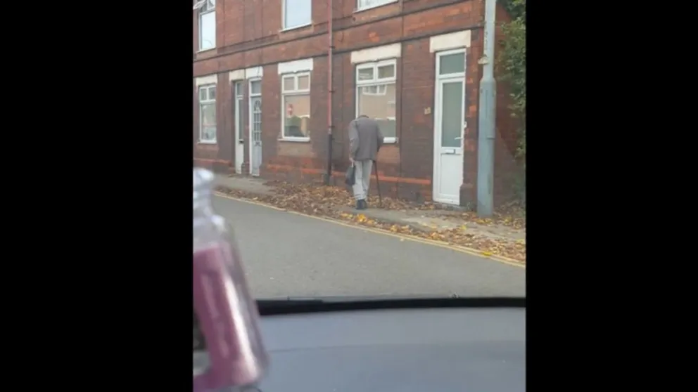 VIDEO: Captan un hombre "sin cabeza" caminando por la calle en víspera de Halloween