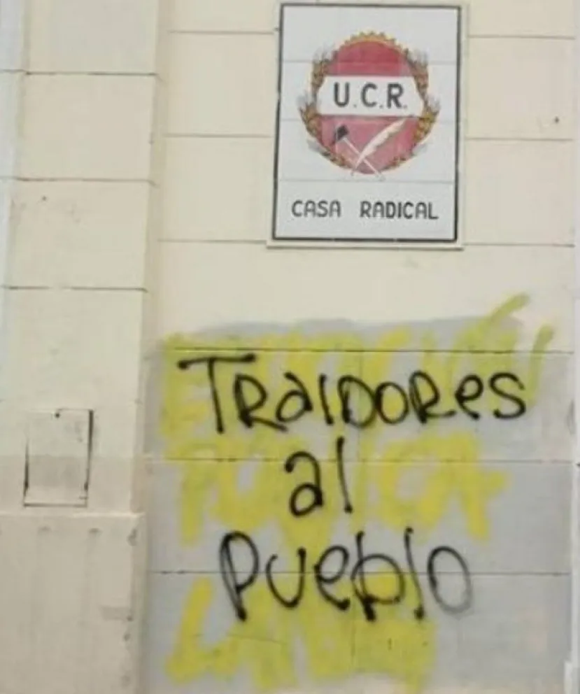 Pintan con graffitis la sede del partido radical tildándolos de "Traidores al pueblo"