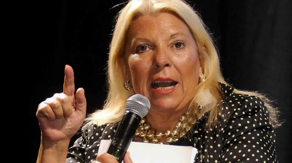 Carrió cumple lo prometido y denuncia a los laboratorios. Gran tensión en el Gobierno