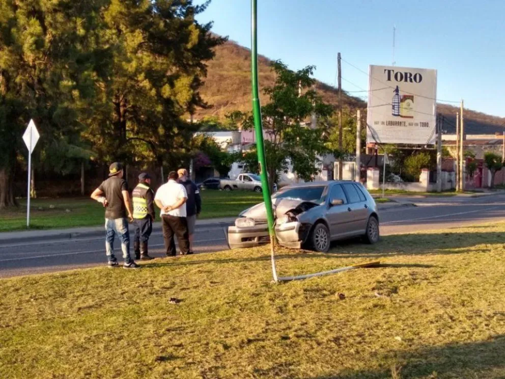 Salteño borracho se estampó contra un poste