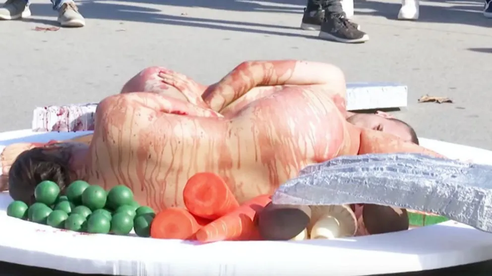 VIDEO: Veganos 'ensangrentados' se desnudan contra la matanza de animales