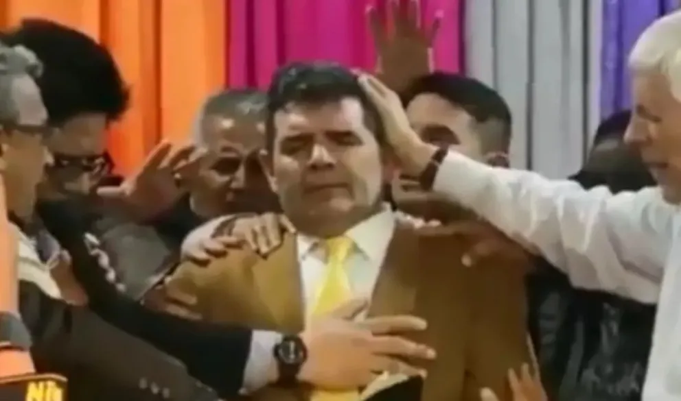 La bochornosa caída de un escenario, cuando Olmedo era bendecido.VIDEO
