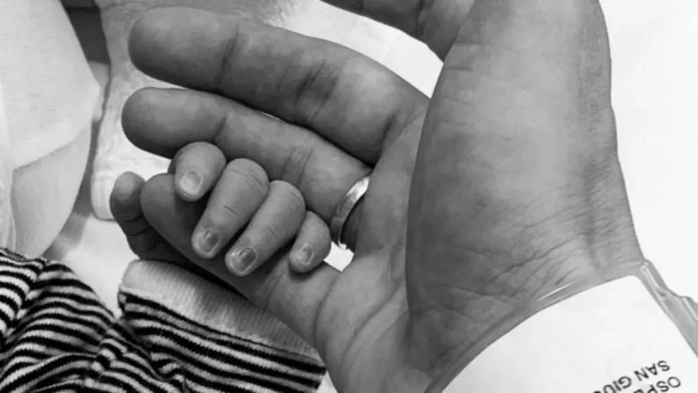 Conocido futbolista argentino fue papá por tercera vez: la tierna foto al dar la noticia