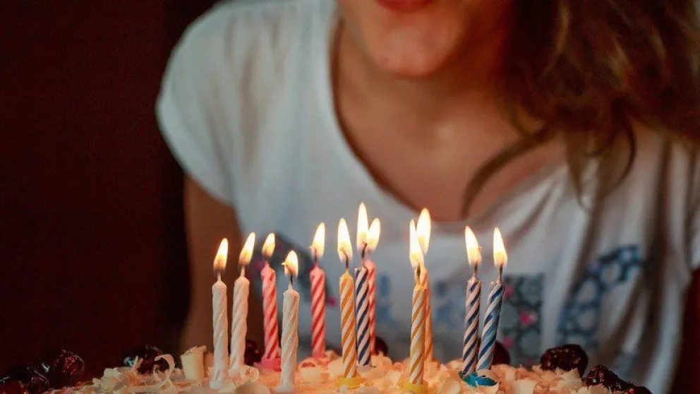 VIDEO: Termina con su novio infiel en su fiesta de cumpleaños y frente a todos sus amigos