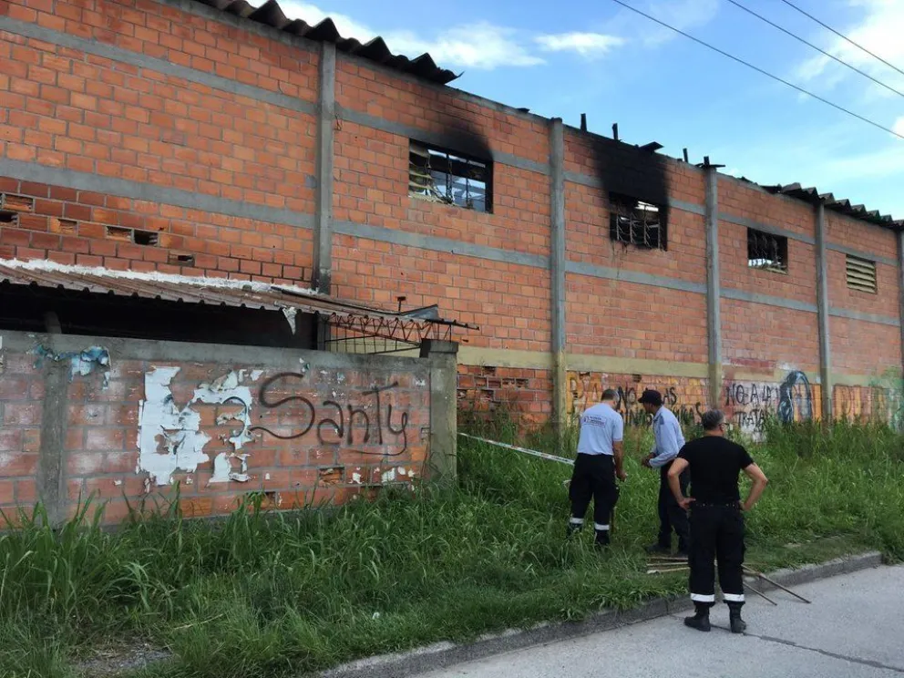 Impactante: se incendió un gran depósito de la zona sur de Salta