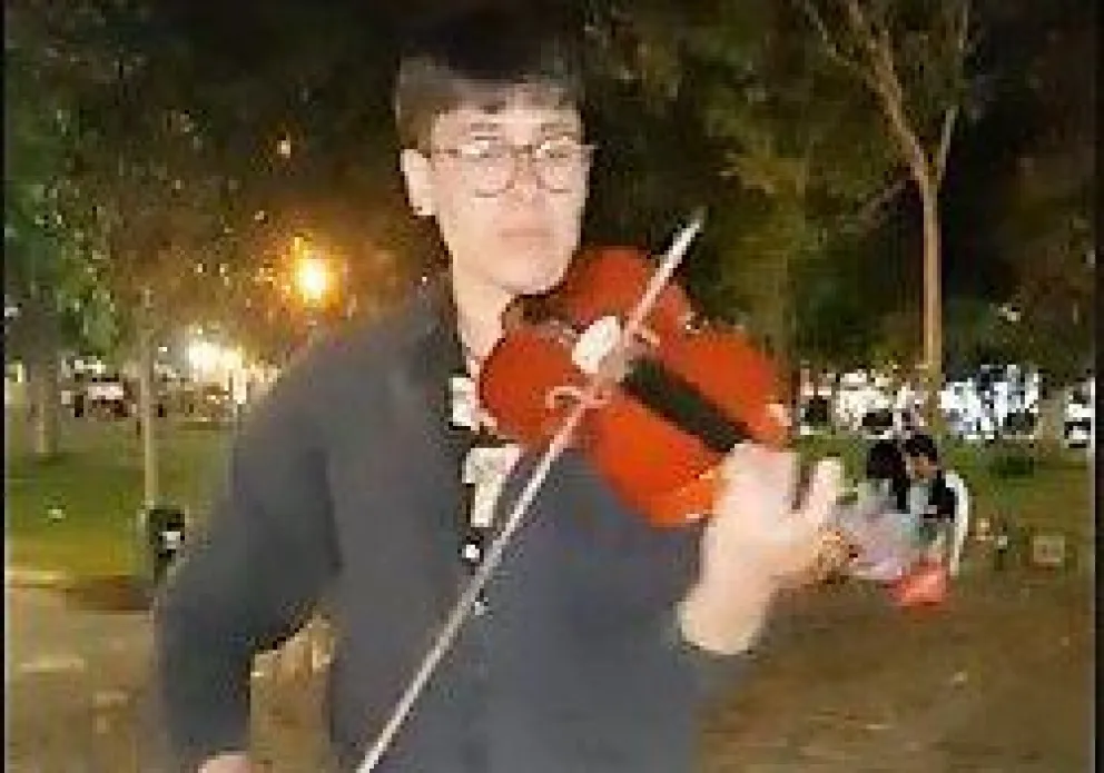 Cafayate: artista toca el violín en la plaza, musicalizando un tango y un chamamé