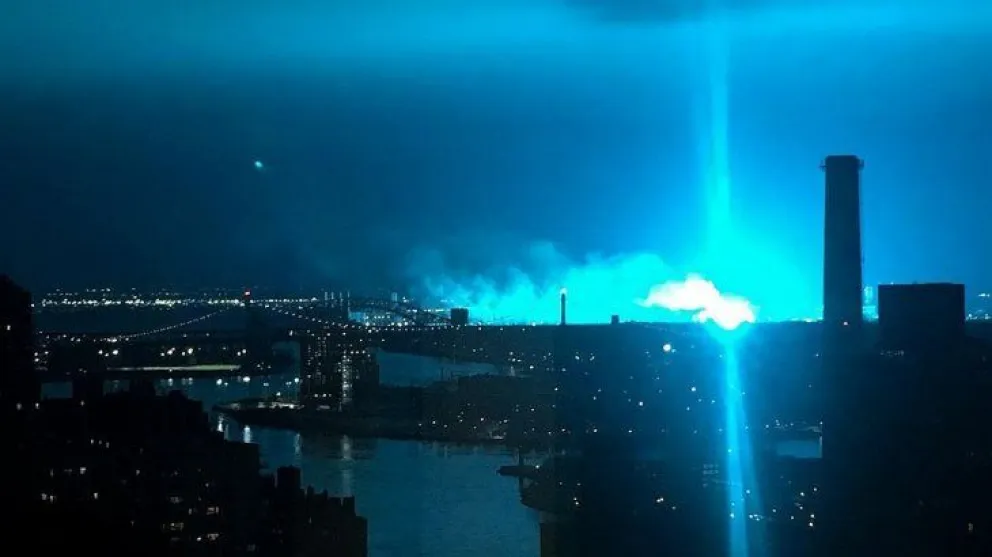 Nueva York: las más locas hipótesis por una extraña luz azul que iluminó la noche [VIDEO]
