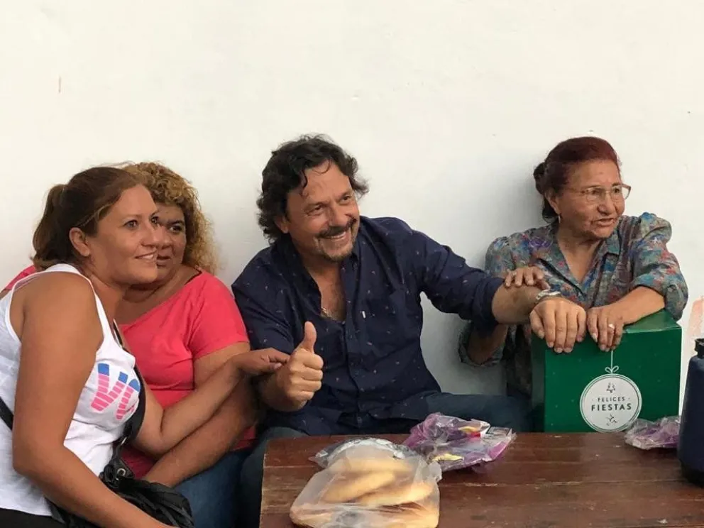 Gustavo Sáenz brindó ayuda y contención a los damnificados en la explosión del CCM y compartió una tarde de mates