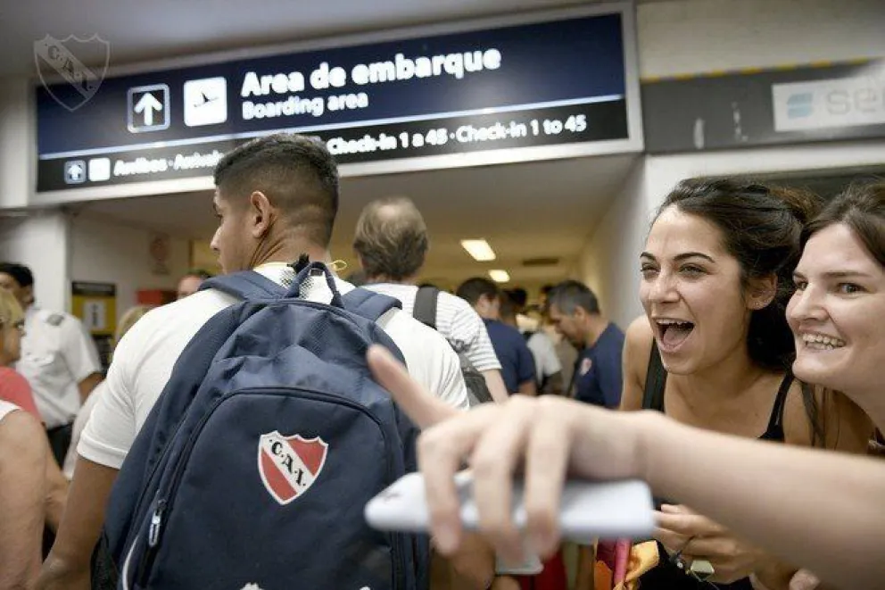 ¡Mirá lo que pasó en aeroparque!: pasajeros atónitos recibieron una linda sorpresa navideña. ¡DALE PLAY!
