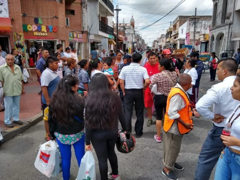 Manteros se enfrentaron con la agentes de control