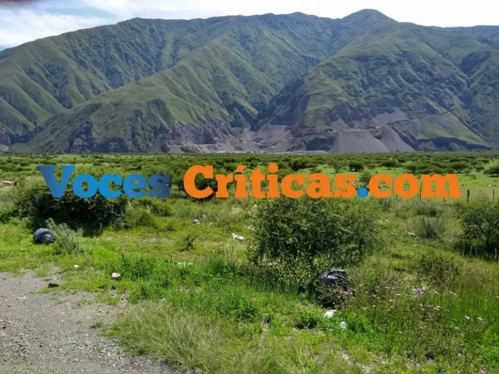 Tiró basura en Volcán y lo escracharon mal