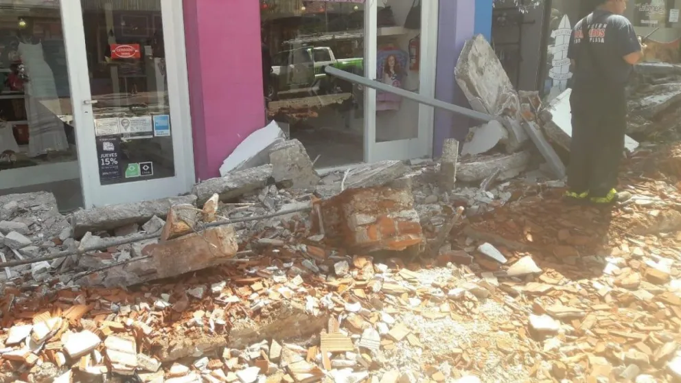 Se derrumbó un balcón: aplastó a una nena de tres años y a su mamá